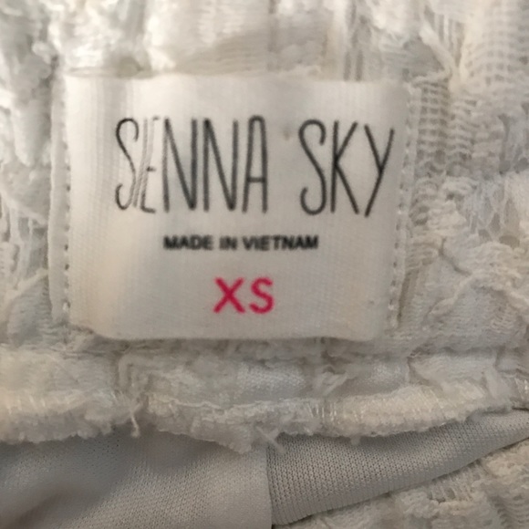 Lace boho Pom Pom shorts with pockets - Picture 3 of 5